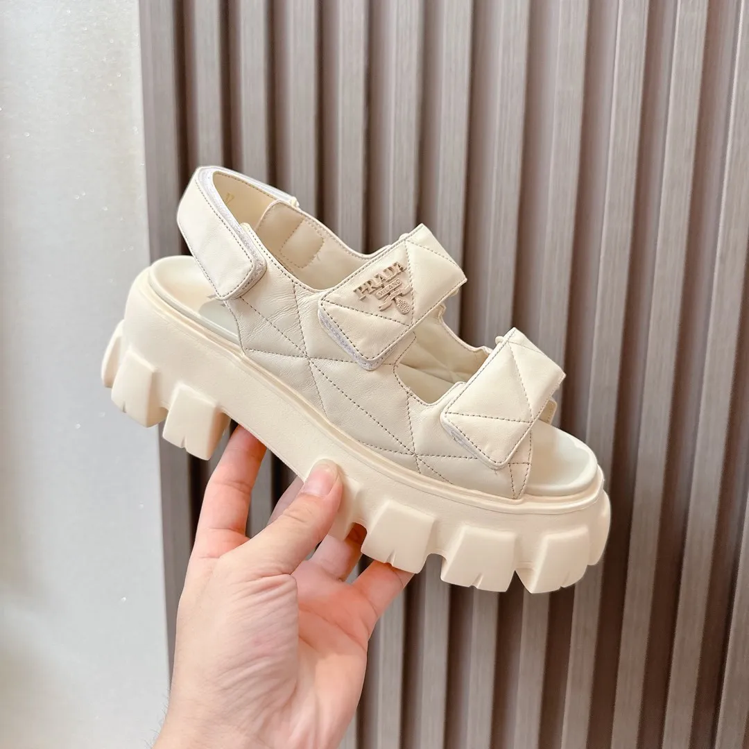 👟👟Ex-factory price 520👟👟 Prada 2024 new summer sandals series Thick-soled sandals This is a must-have for summer. It feels soft and delicate on the feet and is extremely comfortable. You can match it as you like. Original molded midsole. Original foaming technology tooth outsole, size 35-41.